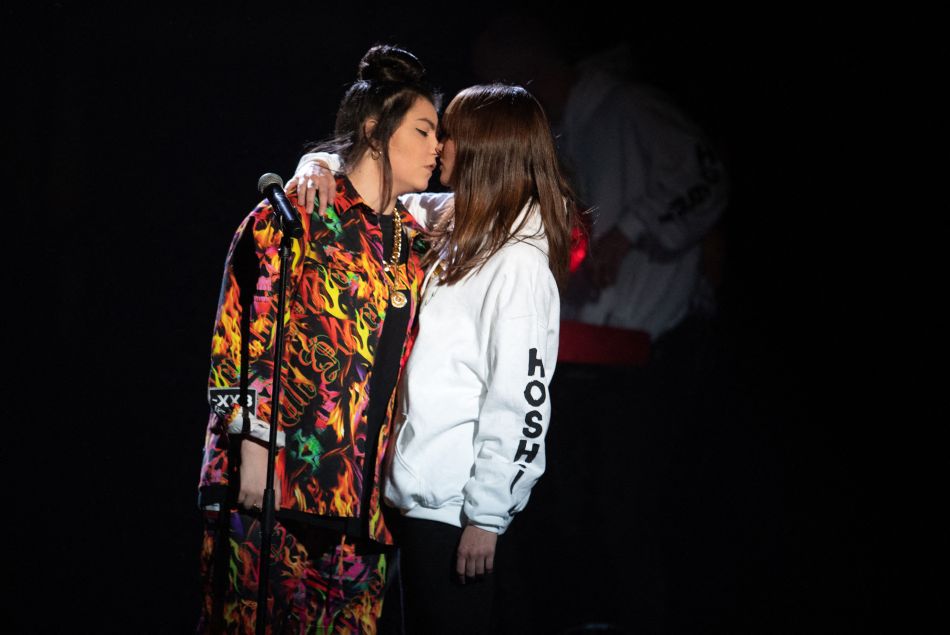Le baiser lesbien d'Hoshi aux Victoires de la musique 2020