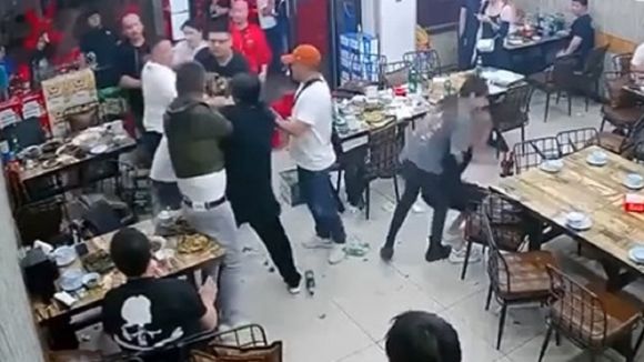 La violente agression de trois femmes rouées de coups dans un restaurant indigne la Chine