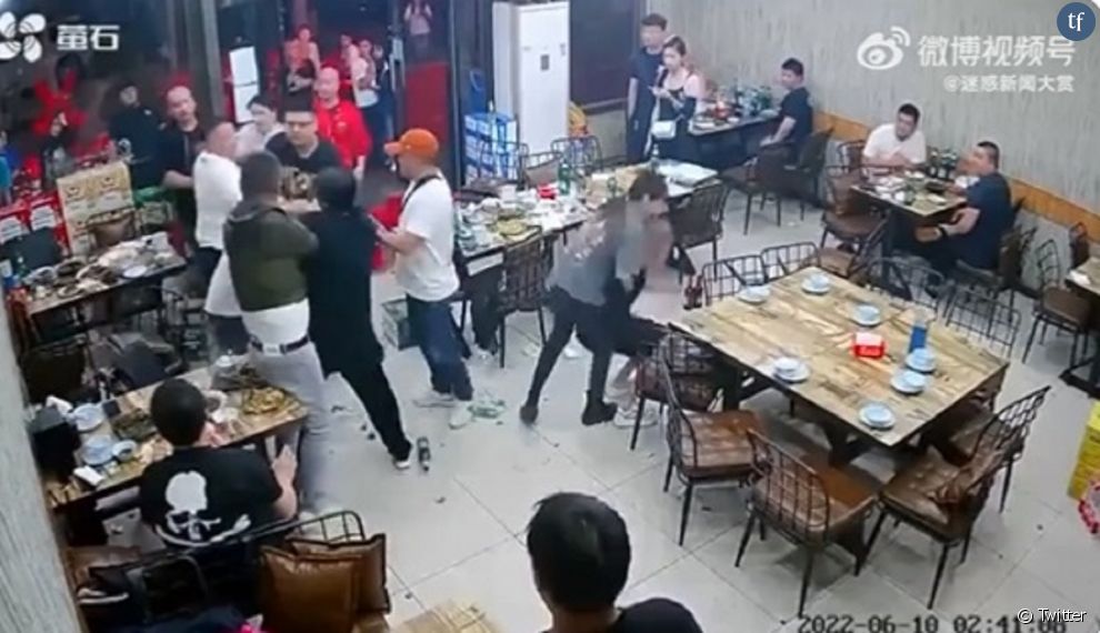 La violente agression de trois femmes rouées de coups dans un restaurant indigne la Chine