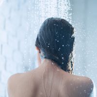 Pourquoi prendre une douche froide pendant la canicule est une mauvaise idée