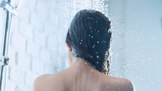 Pourquoi prendre une douche froide pendant la canicule est une mauvaise idée