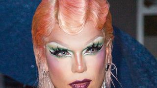 C'est quoi une drag queen ? Quels pronoms utiliser ? Nicky Doll dit tout