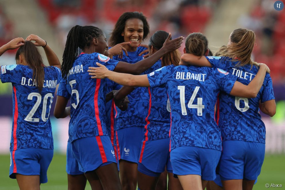 La Française Grace Geyoro célèbre avec ses coéquipières après avoir marqué son troisième but pour compléter un triplé et donner à son équipe une avance de 5-0 lors du match du Championnat d&#039;Europe féminin de l&#039;UEFA 2022 au New York Stadium, Rotherham, Royaume-Uni, le 10 juillet 2022.