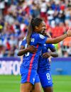 Delphine CASCARINO (France) et Grace GEYORO (France) célèbrent le match du Championnat d'Europe féminin de l'UEFA entre la France et l'Italie au stade AESSEAL New York, le 10 juillet 2022 à Rotherham, Royaume-Uni.