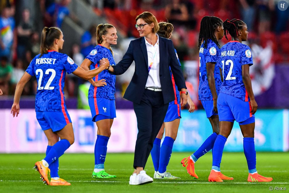 Corinne DIACRE, entraîneuse de la France, célèbre la victoire avec les joueuses après le match du Championnat d&#039;Europe féminin de l&#039;UEFA entre la France et l&#039;Italie au stade AESSEAL New York, le 10 juillet 2022 à Rotherham, Royaume-Uni.