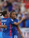 Delphine Cascarino de France célèbre avec sa coéquipière Charlotte Bilbault après avoir marqué pour donner à son équipe une avance de 3-0 lors du match du Championnat d'Europe féminin de l'UEFA 2022 au New York Stadium, Rotherham, Royaume-Uni, 10 juillet 2022.