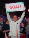Une jeune supportrice de l'équipe féminine de foot anglaise célèbre un but à Trafalgar Square lors de l'Euro de foot le 26 juillet 2022