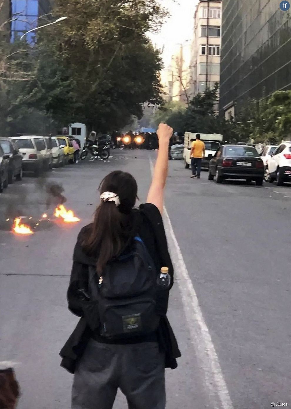  Une femme iranienne proteste contre la mort suspecte de Mahsa Amini à Téhéran 