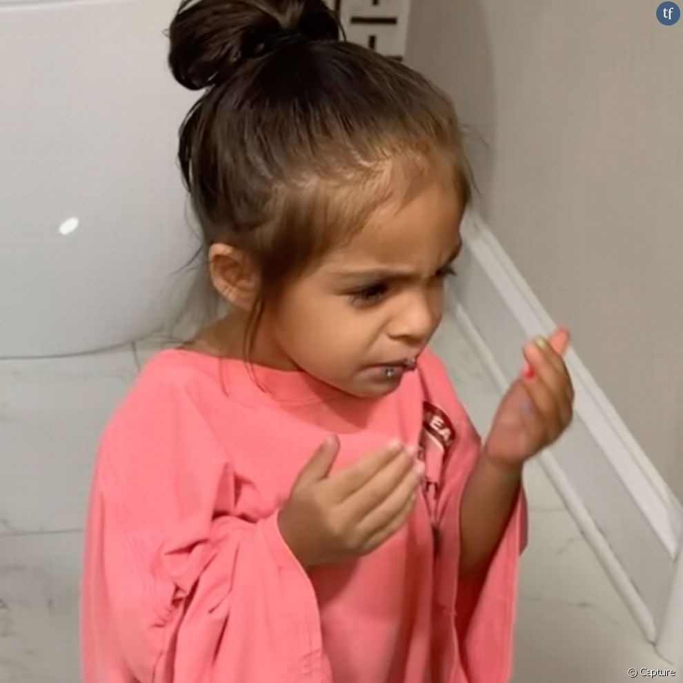  Dans une vidéo postée sur TikTok, devenue virale, une petite fille de trois ans se fait épiler le monosourcil par sa mère 