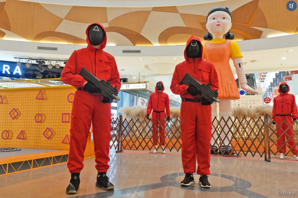 Le personnel d&#039;un centre commercial joue le rôle des personnages du jeu du calmar à Yantai, dans la province de Shandong, le 13 novembre 2021.