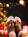 De jolies paires de chaussettes de Noël peuvent faire un emballage cadeau original