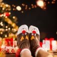 De jolies paires de chaussettes de Noël peuvent faire un emballage cadeau original