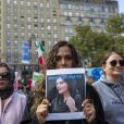 Une manifestante tient un panneau sur lequel on peut lire ''#Mahsaamini'' en solidarité avec le soulèvement des femmes en Iran à Washington Square Park, à New York
