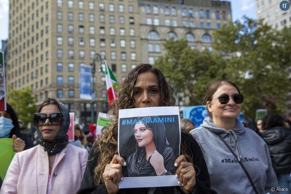 Une manifestante tient un panneau sur lequel on peut lire &#039;&#039;#Mahsaamini&#039;&#039; en solidarité avec le soulèvement des femmes en Iran à Washington Square Park, à New York