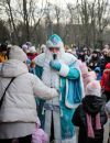 Un animateur déguisé en Saint-Nicolas interagit avec les enfants le jour de la Saint-Nicolas à Odesa en Ukraine, 18 décembre 2022.