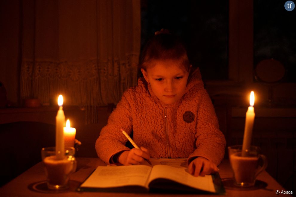 Alevtyna, 8 ans, fait ses devoirs à la bougie pendant une coupure de courant provoquée par les attaques de missiles de la Russie contre les infrastructures critiques de l&#039;Ukraine, à Uzhhorod, le 30 novembre 2022.