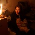 Dariia, 14 ans, dont le père sert dans les forces armées ukrainiennes, pendant une coupure de courant provoquée par les attaques de missiles de la Russie contre les infrastructures critiques de l'Ukraine, le 30 novembre 2022.