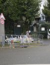  Hommages des fans devant la maison de Johnny et Laeticia Hallyday à Marnes-la-Coquette le 7 décembre 2017 après la mort du chanteur.  
