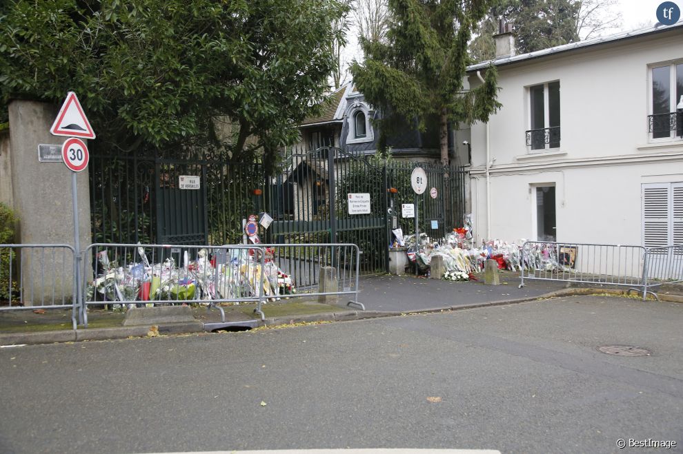 Hommages des fans devant la maison de Johnny et Laeticia Hallyday à Marnes-la-Coquette le 7 décembre 2017 après la mort du chanteur.  