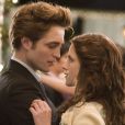 Dans "Twilight", Edward Cullen (Robert Pattinson), déploie auprès de sa Bella un comportement pour le moins intrusif