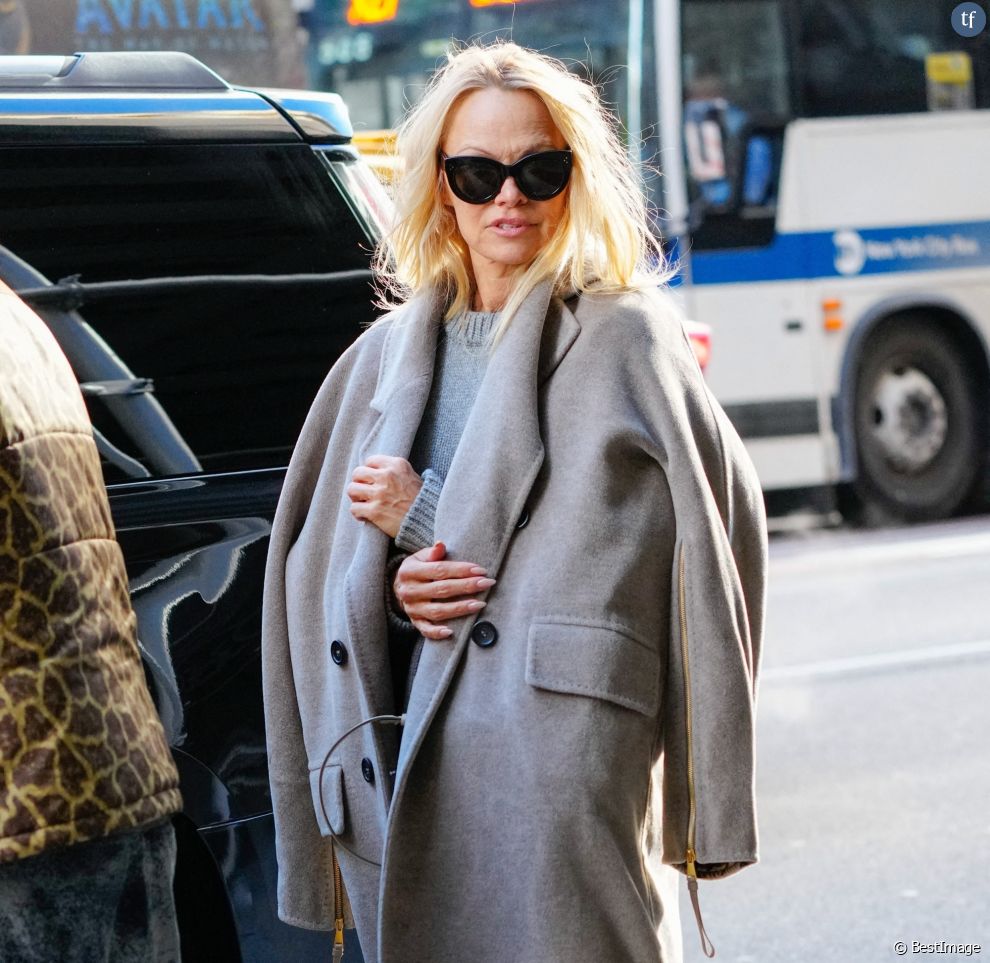  Pamela Anderson sort de son hôtel à New York le 3 février 2023. 
