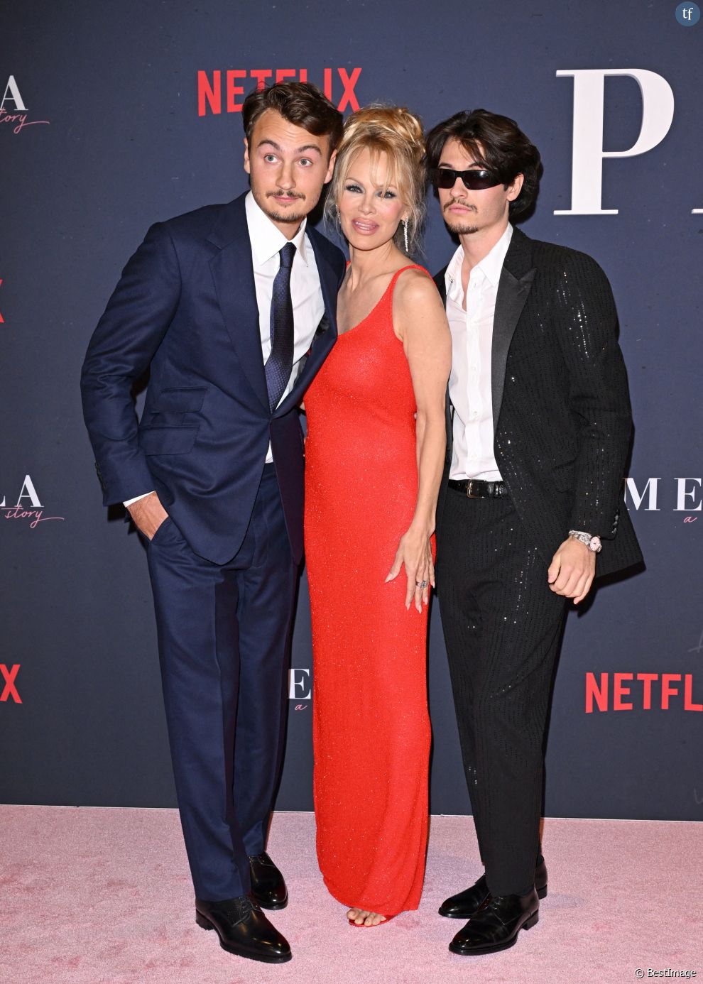  Pamela Anderson et ses deux fils Brandon Thomas Lee et Dylan Jagger Lee à la première du documentaire &quot;Pamela, a Love Story&quot; à Hollywood, le 30 janvier 2023. 