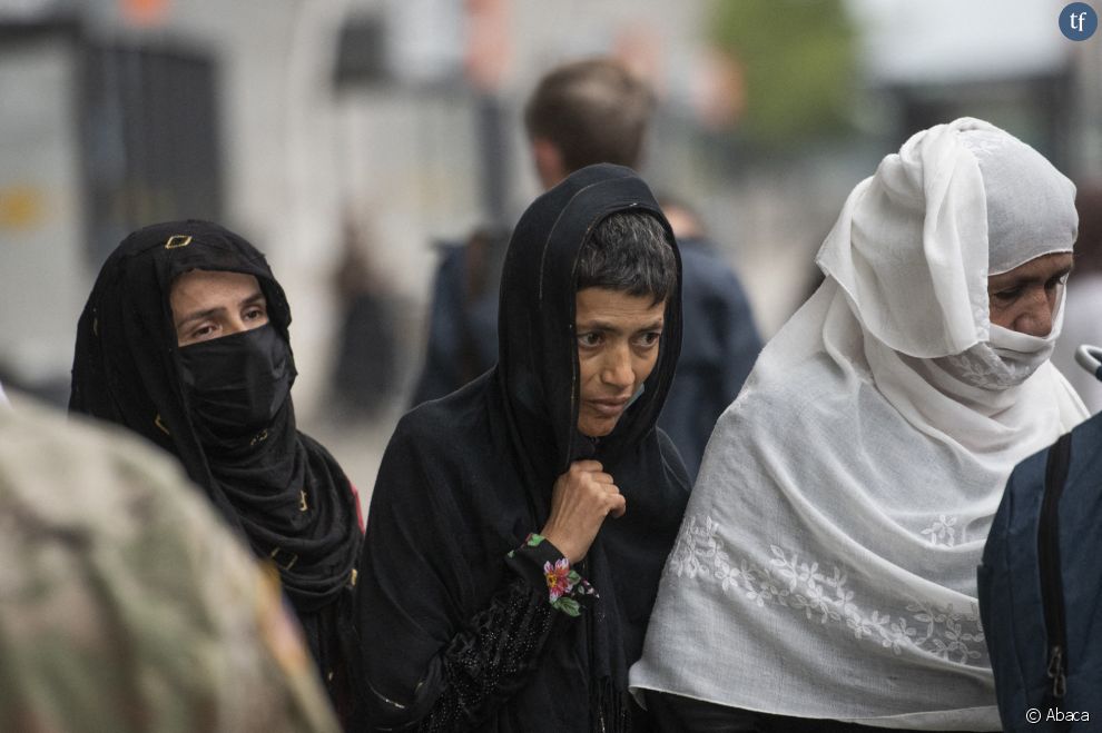   Les Afghanes sont quasiment sommées de rester cloîtrées chez elles et réduites à leur statut de mère, de soeur ou d&#039;épouse  
     