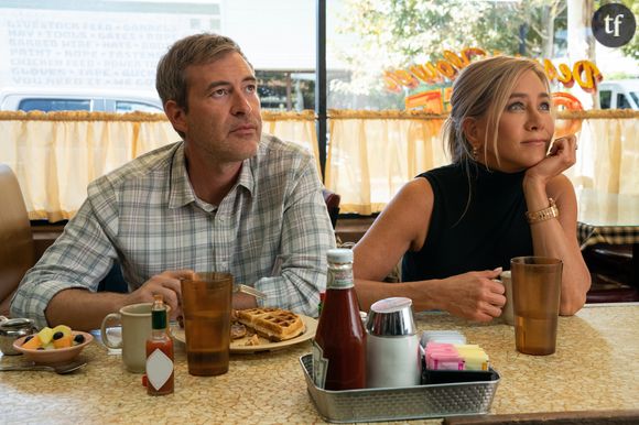 Épisode 1. Mark Duplass et Jennifer Aniston dans " The Morning Show", disponible à partir du 13 septembre 2023 sur Apple TV+.