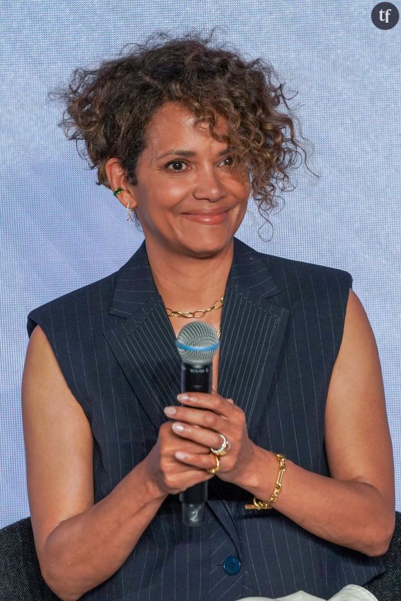 Assumer cette coupe devient alors un geste militant, bien malgré soi. Dans les commentaires d'ailleurs, certains comparent le look de Halle Berry... A celui de Angela Davis ! "Vous préparez un biopic d'Angela ?", interroge un internaute.
Halle Berry en conférence de presse lors du Festival International de la Créativité 2023 à Cannes, le 19 juin 2023. 