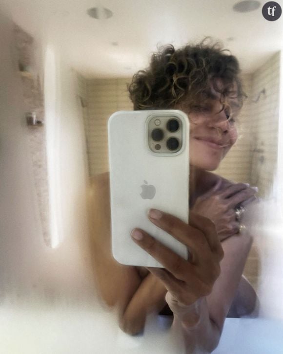 Halle Berry a dévoilé ses cheveux afro sur Insta le temps d'une publication très remarquée. Une célébration de la beauté au naturel pour l'actrice de 56 ans !