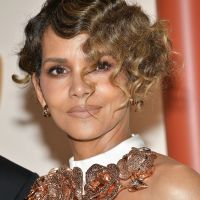 "Angela Davis !" : Halle Berry célèbre ses cheveux afro sur Instagram, et c'est absolument éblouissant