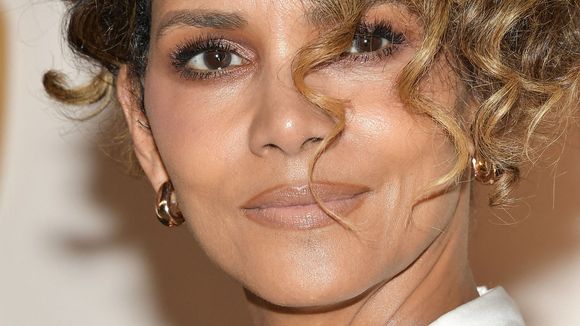 "Angela Davis !" : Halle Berry célèbre ses cheveux afro sur Instagram, et c'est absolument éblouissant