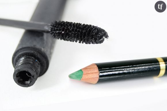 2) Un crayon liner à appliquer au ras des cils supérieurs.