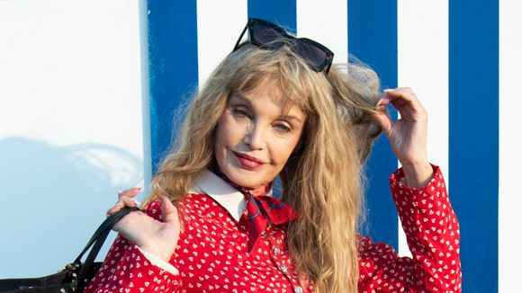 Arielle Dombasle en a-t-elle marre d'être comparée à la poupée Barbie ?