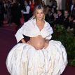 Crop top et jupe bouffante : enceinte à 41 ans, Sienna Miller dévoile son joli ventre rond