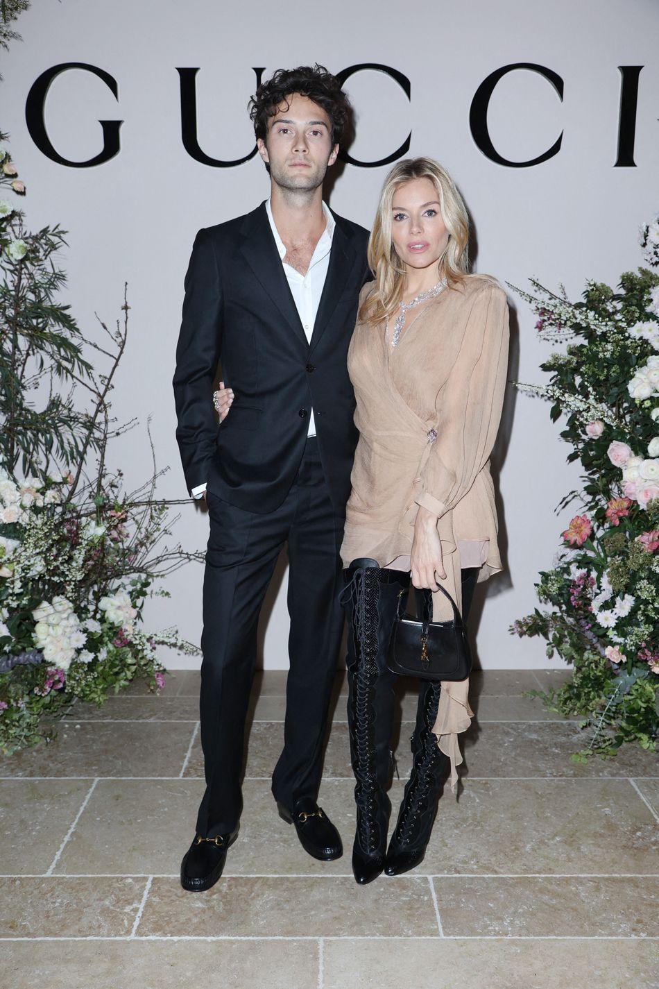 Aujourd'hui en couple avec le mannequin Oli Green, Sienna Miller rejoint la longue liste des célébrités enceintes après 40 ans, comme Virginie Efira ou encore Eve Angeli.