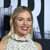 Crop top et jupe bouffante : enceinte à 41 ans, Sienna Miller dévoile son joli ventre rond