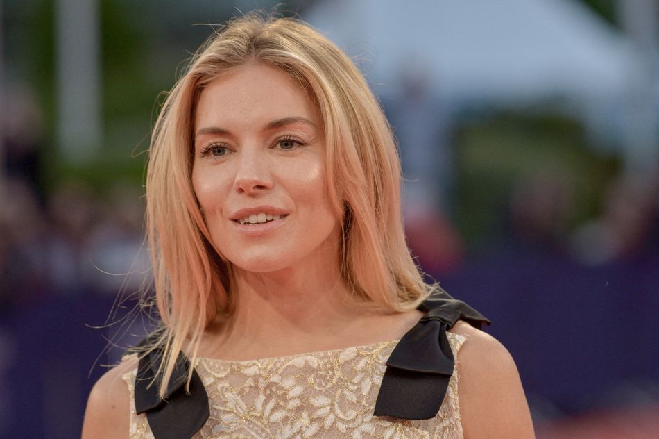 Sienna Miller assiste à la première du film "American Woman" lors du 45e Festival du film américain de Deauville, en France, le 11 septembre 2019.