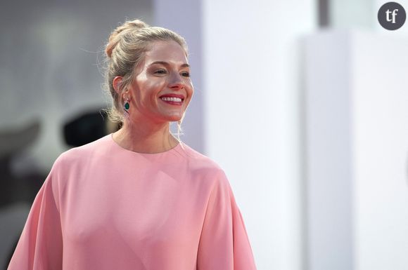 Sienna Miller présente sur le tapis rouge du prix Kineo dans le cadre de la 76e Mostra de Venise, le 01 septembre 2019.