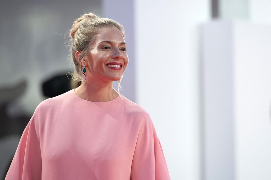 Sienna Miller présente sur le tapis rouge du prix Kineo dans le cadre de la 76e Mostra de Venise, le 01 septembre 2019.
