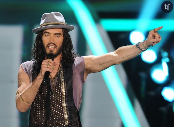 Russell Brand sur scène lors des MTV Movie Awards 2012 au Gibson Amphitheatre le 3 juin 2012 à Universal City, Californie.