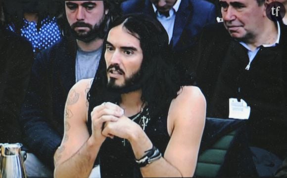 Russell Brand répond à des questions sur la politique en matière de drogues alors qu'il témoigne devant le Home Affairs Select Committee à la Chambre des communes, à Londres, le 24 avril 2012.