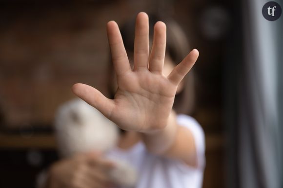 Neige Sinno ne panse en rien ses plaies : à la lire, l'écriture ne guérit de rien, la parole ne libère pas, ne permet pas "d'exorciser", de "réparer" ce qui restera à jamais brisé. Elle écrit à ce titre, sans le moindre filtre : "Je ne crois pas à l'écriture comme thérapie. Et si ça existait, l'idée de me soigner par ce livre me dégoûte".