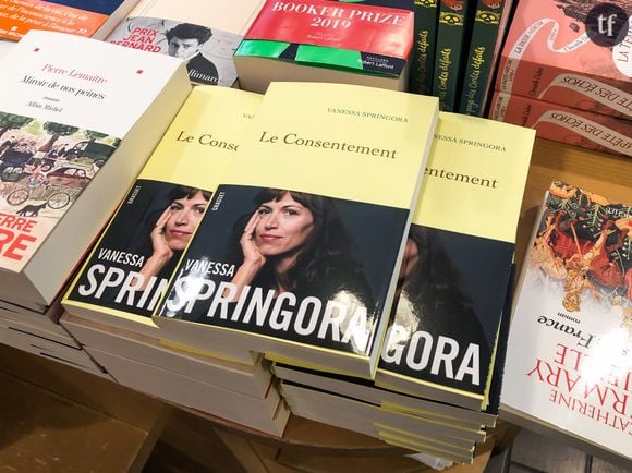 Trois ans plus tard, on ne s'est pas encore remis du choc Le consentement. Dans ce livre, l'ex directrice des éditions Julliard Vanessa Springora relate comment, à l'âge de 14 ans seulement, elle a été prise entre les griffes de l'écrivain Gabriel Matzneff, alors âgé de 50 ans. Une étude du phénomène de l'emprise, du pouvoir, de l'impunité, et de comment une société en vient à "consentir", normaliser, cette abjection. 
