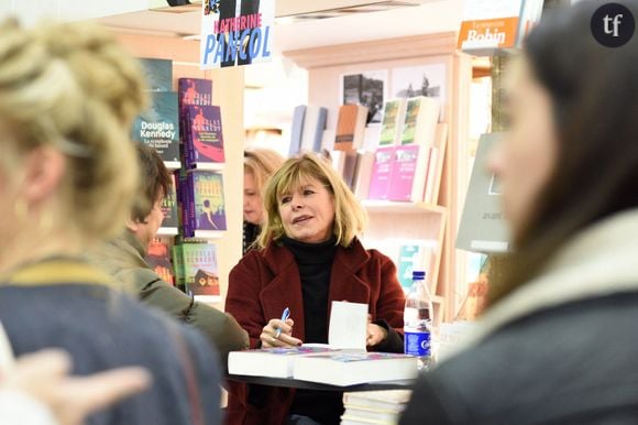  Elle n'avait que douze ans. Son agresseur en avait le double.
Katherine Pancol en rencontre dedicaces a la librairie Kleber de Strasbourg pour son roman "Trois baisers" (20/11/2017) - Photo by Roses/ANDBZ/ABACAPRESS.COM - ecrivain ; ecrivaine ; Katherine Pancol ; rencontre dedicaces ; portrait; Art Culture Spectacle; Auteur; Ecrivain; Ecrivains; Litterature; Portrait; Prise de vue