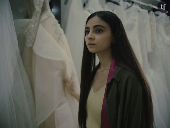 Vingtenaire d'origine kurde, Elaha est une jeune femme en quête de liberté. Seulement voilà : son mariage s'annonce, et tous les préparatifs qui vont avec. Un poids d'autant plus étouffant... Que la future épouse n'a que neuf semaines pour trouver un médecin qui procéderait à une reconstruction de son hymen. Et ce, afin d'être raccord aux traditions.