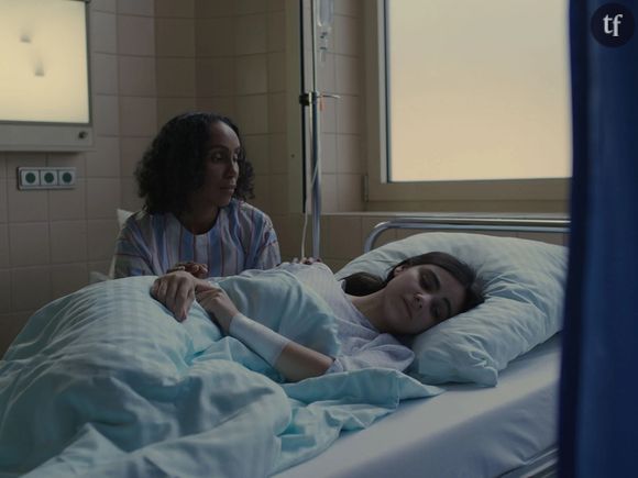 "Et si je n'ai plus mon honneur entre mes jambes ?", demandera-t-elle en retour à sa mère, dans l'attente angoissée d'une écoute qui ne vient pas. Qu'il s'agisse de "la perdre", ou de la "conserver", force est de constater que la virginité, cette sempiternelle construction socioculturelle, demeure encore une continuelle source de violences à l'égard des femmes.