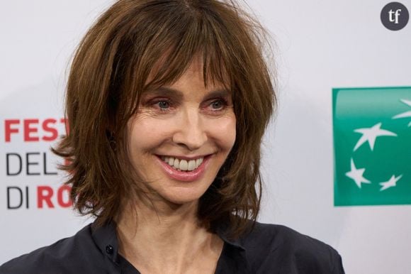 Cette parole est celle d'Anne Parillaud. Mais si l'interprète de "Nikita" s'exprime, ce n'est pas pour aborder ces conflits de famille, non. L'ex compagne de la star du cinéma français, qui a partagé sa vie cinq ans durant, de 1981 à 1986, est revenue sur ce chapitre de son existence dans "Quelle époque", auprès de Léa Salamé.
Anne Parillaud au photocall du film "À la Recherche" lors du 18ème Rome International Film Festival, à l'auditorium Parco Della Musica de Rome, Italie, le 24 octobre 2023. 