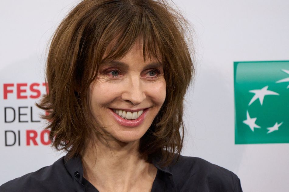 Affaire Delon : Anne Parillaud se confie sur sa relation toxique avec ...