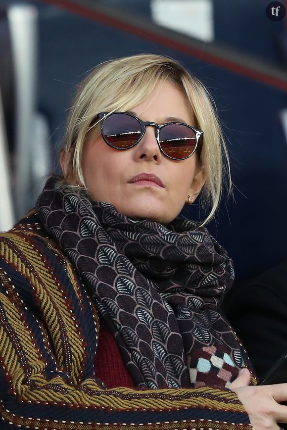 "Tout va sortir, tôt ou tard". En mars dernier, on a longuement prêté l'oreille aux mots de Flavie Flament. Sur le plateau de Médiapart, la journaliste et autrice engagée contre les violences faites aux enfants et aux femmes était revenue sur ses propres blessures.  
Flavie Flament et son compagnon Vladimir - Célébrités dans les tribunes du parc des princes lors du match de football de ligue 1, Paris Saint-Germain (PSG) contre FC Nantes à Paris, France, le 18 novembre 2017. Le PSG a gagné 4-1.